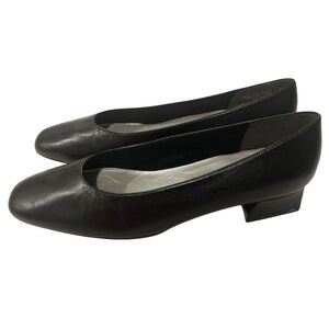 Selby Black Women's  Leather Minimalist Flats in size 9B